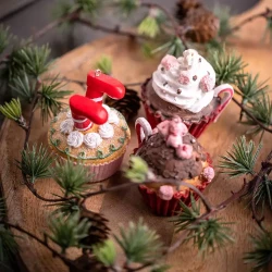 Juletræspynt, cupcake m flødeskum og skumfiduser, 9cm