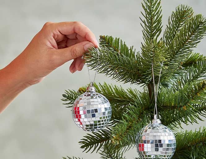 Pynt dit kunstigt juletræ