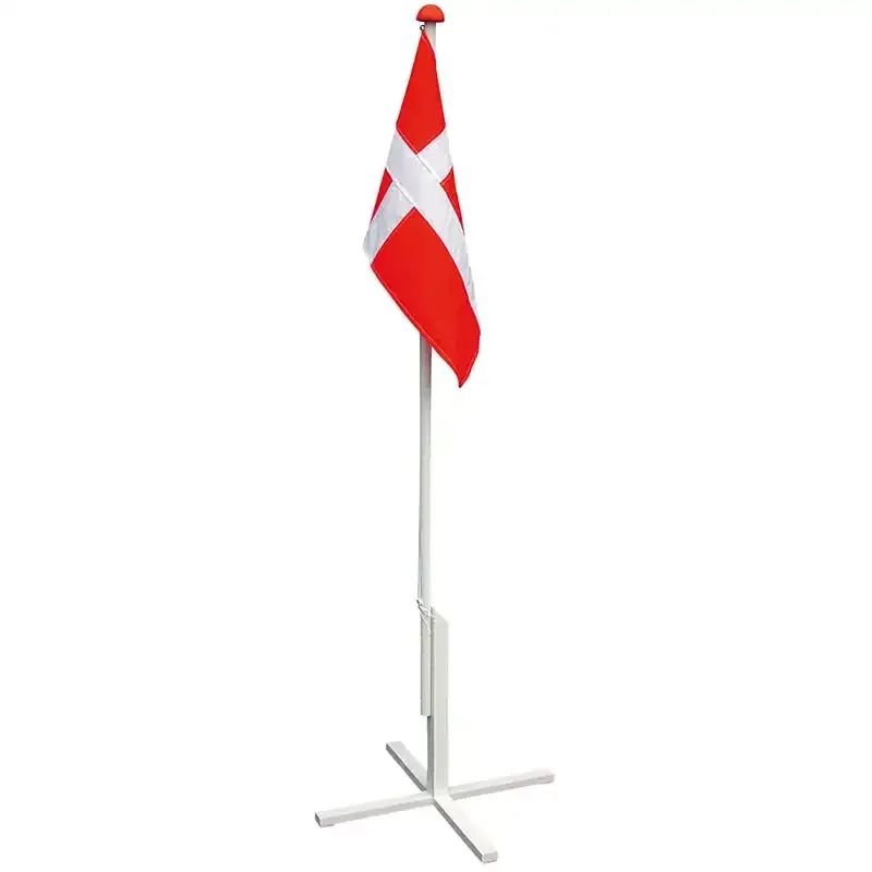Flagstang med krydsfod, flagline og hejs - klar til fest