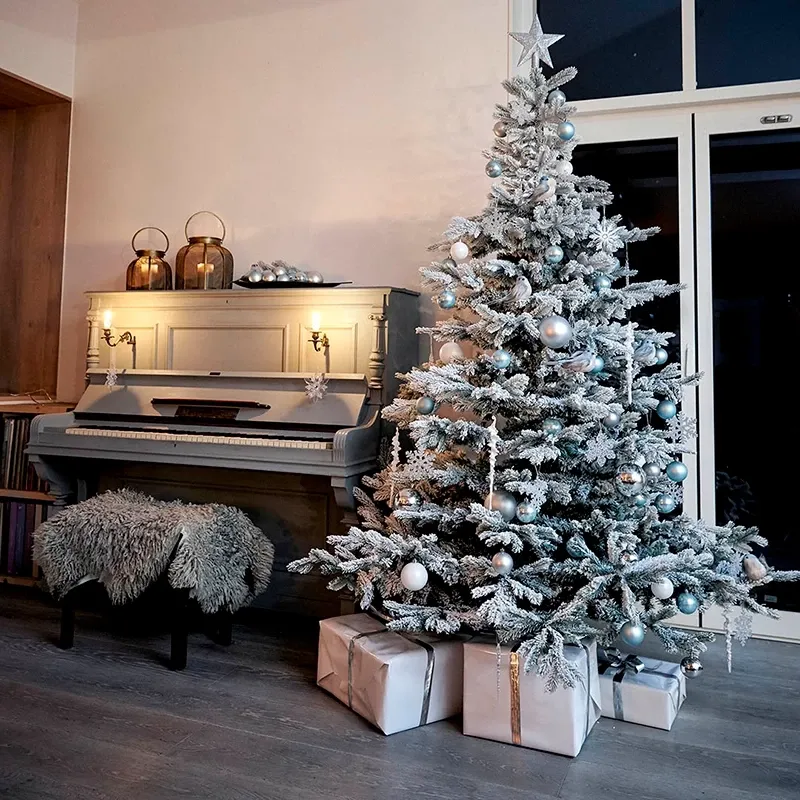 Grandis snöig gran med metallfot, 210 cm