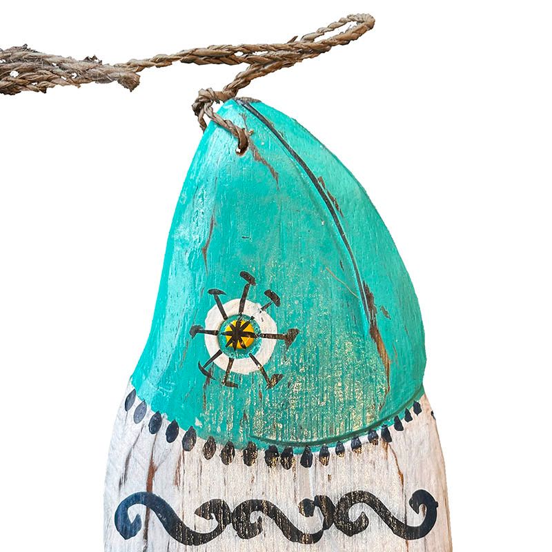 Dekorationsfisk af træ i turkis closeup