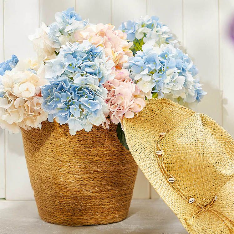Kunstige hortensia blomster i fin fletkrukke