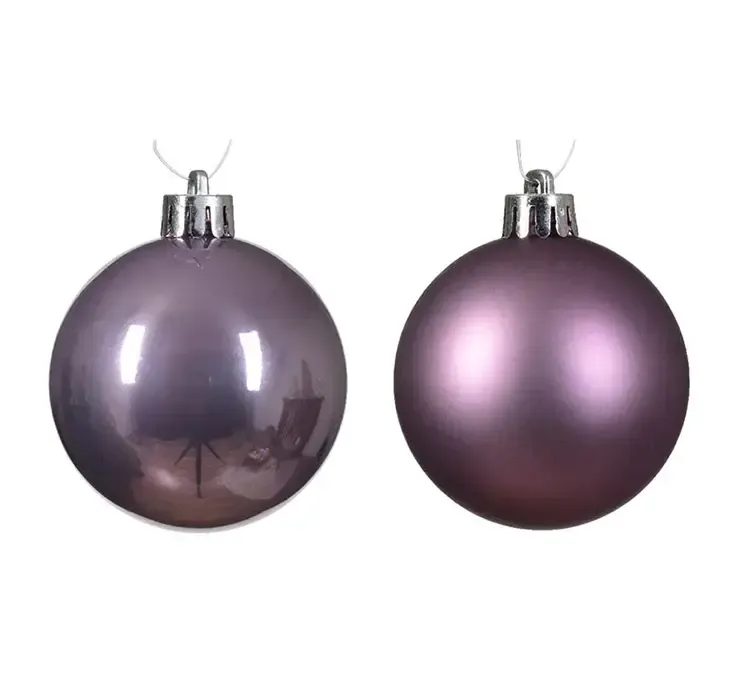 Julekugle af plast i lilla, blank og mat closeup