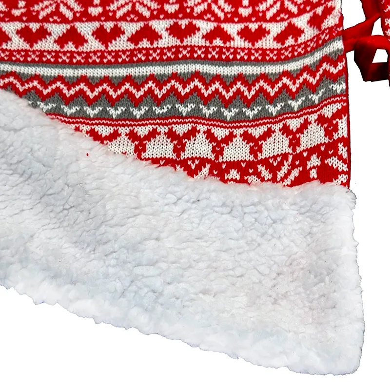 Juletræstæppe af polyester med mønster i rød, grå og hvid plyskant closeup