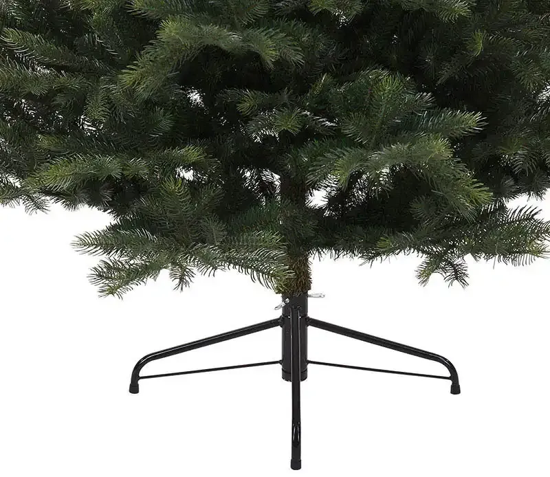 Kunstig gran juletræ grandis af plast i grøn closeup