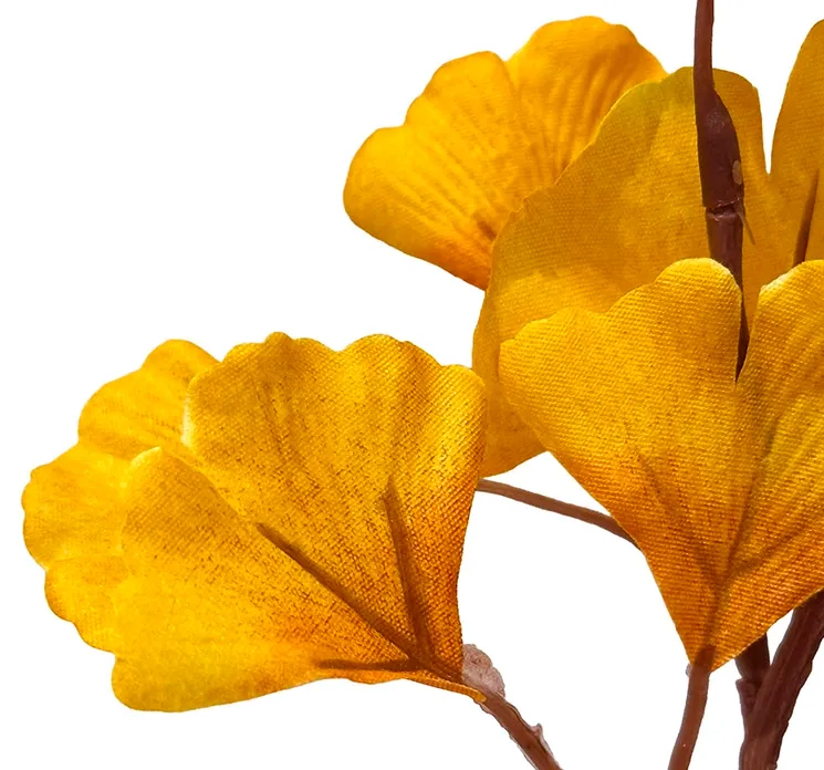 kunstig gingko efterårsgren i gul closeup