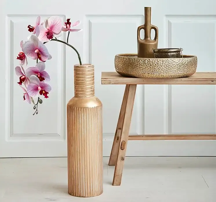 Kunstig orkide på stilk af plast i rosa vist i miljø med vaser