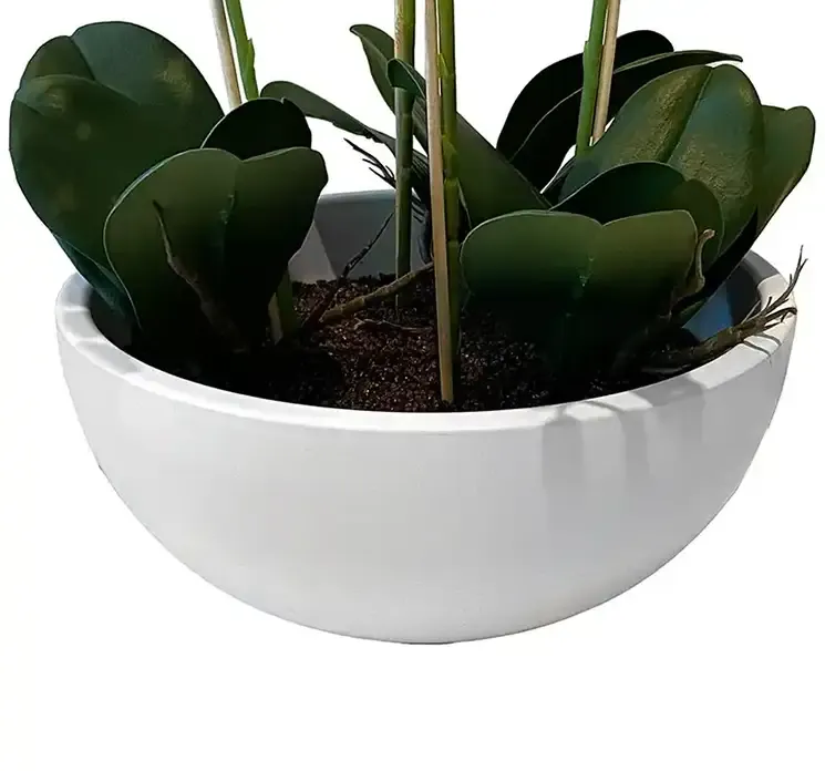Kunstig hvid orkide i hvid potte af plast closeup af potte