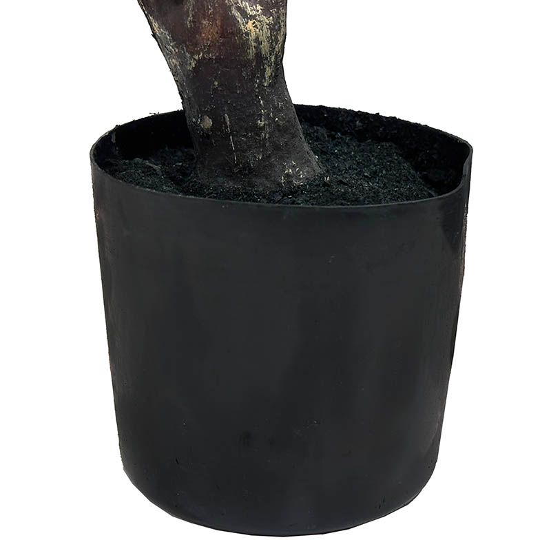 Kunstig eukalyptustræ i sort potte, af plast, sort potte closeup