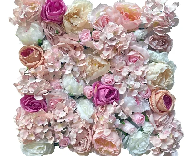 Kunstig blomstervæg af roser og hortensiaer i rosa nuance