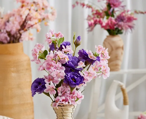 Kunstige blomster på stilk i forskellige vaser