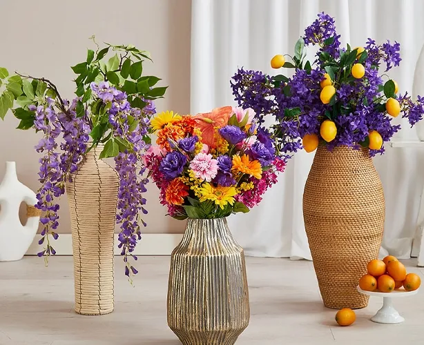 Kunstige blomster i flere flotte farver sat i forskellige vaser