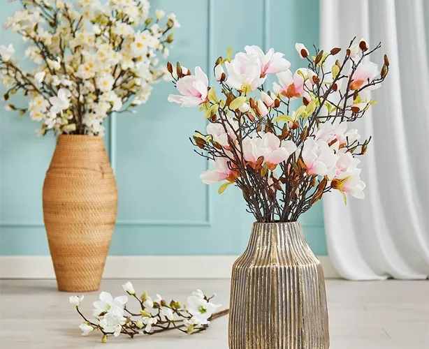 Kunstige blomstergrene som magnolia og kirsebærgrene