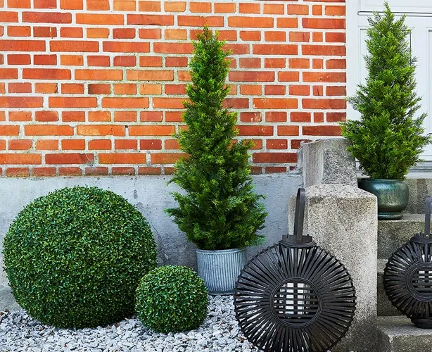 Kunstige uv beskyttede planter som buksbombold og cypress træer