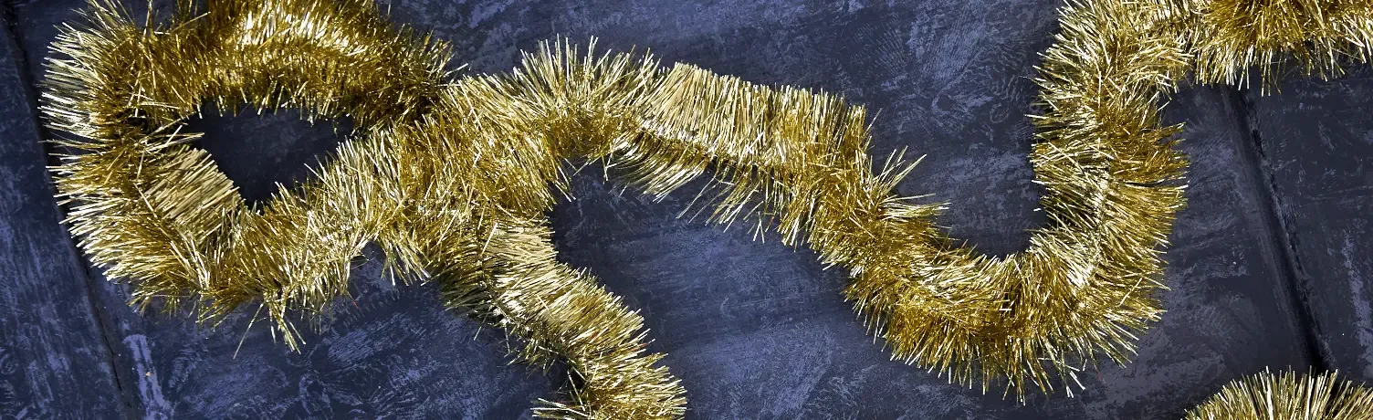 tinsel guirlande i guld lagt på et bord
